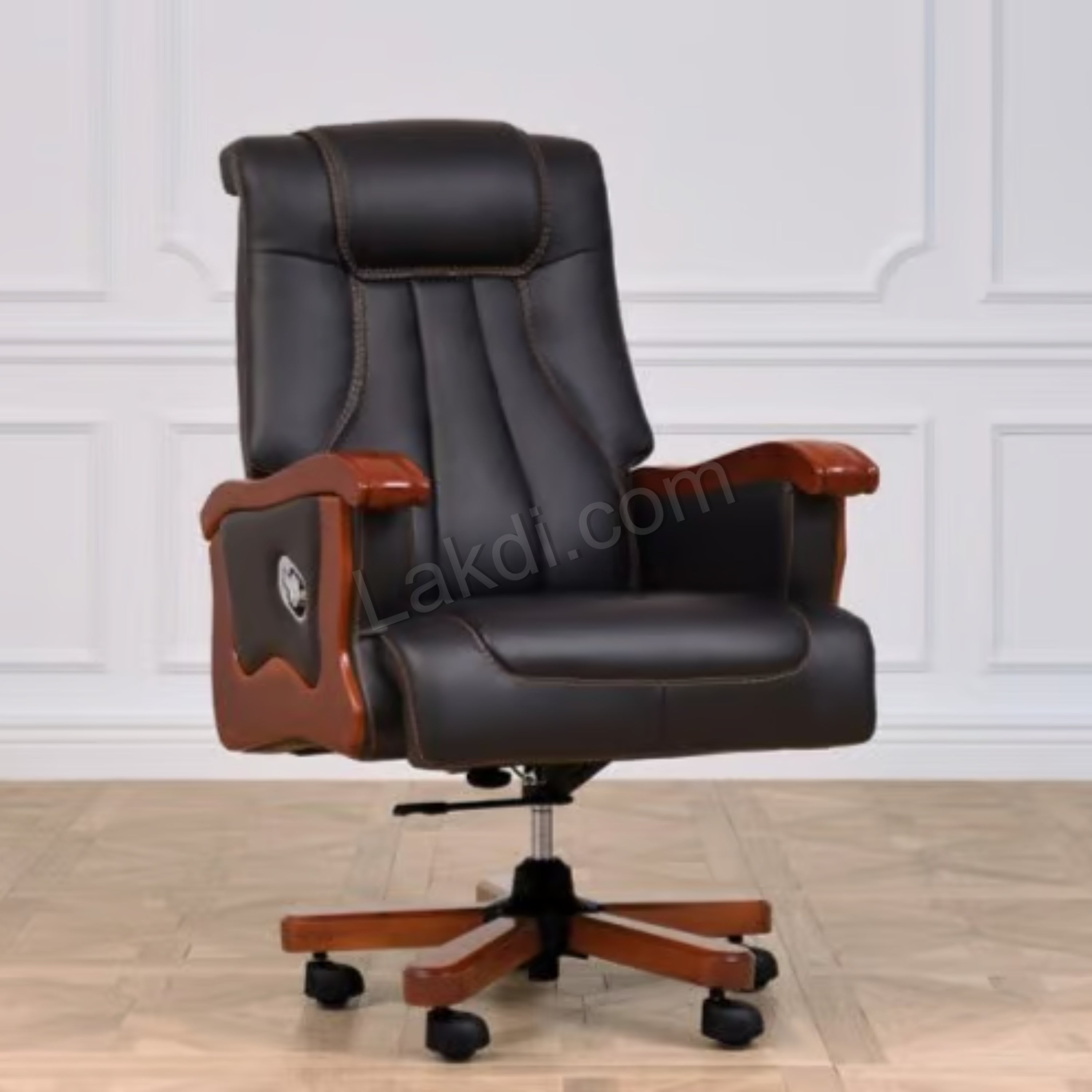 অফিসের জন্য ডিরেক্টর চেয়ার লেদারেট এবং নরম প্যাডেড এবং ফিক্সড আর্মরেস্ট এবং ঘূর্ণায়মান এবং সুইভেল বেস সহ প্লাইবোর্ডে তৈরি, রিক্লাইনার চেয়ার