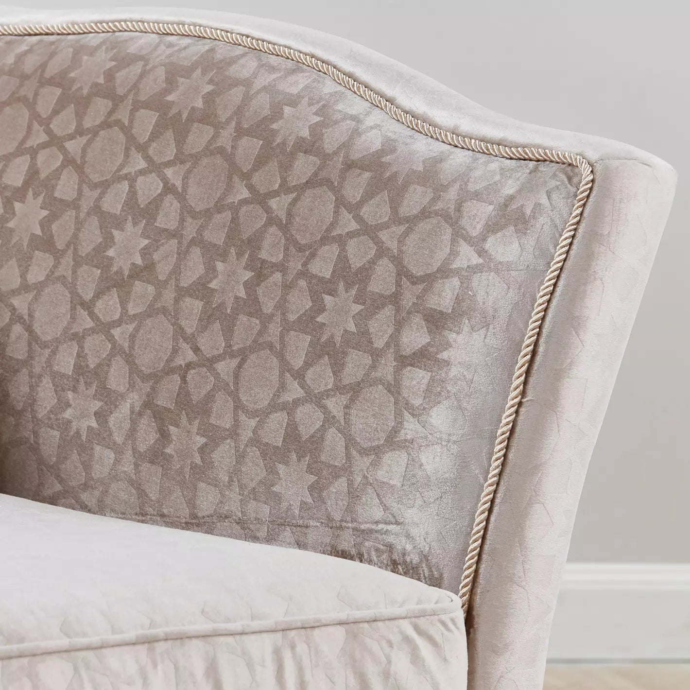 Elegant 2-Seater Velvet Sofa – Unique Design with Plush Comfort for Modern Living Spaces