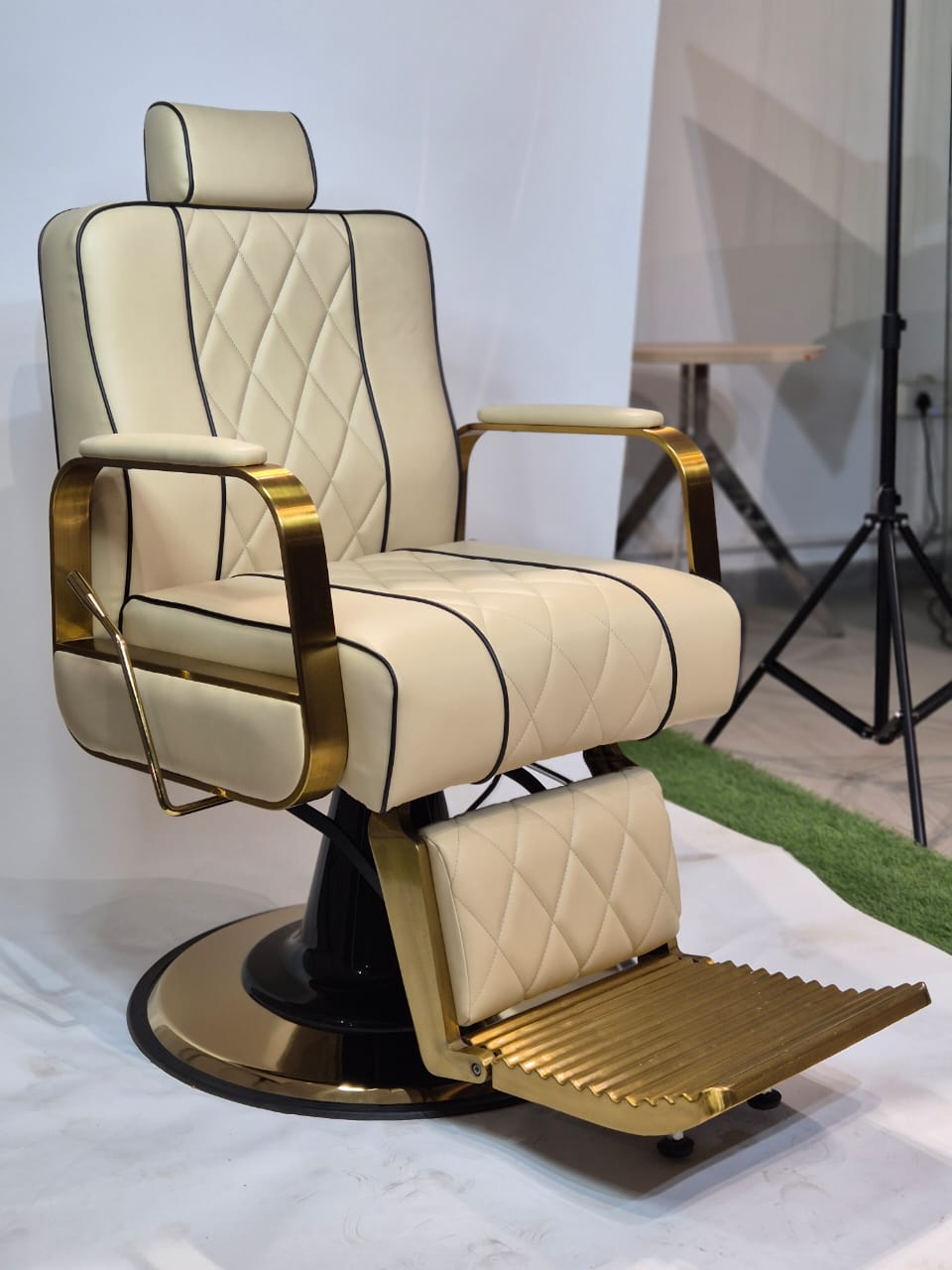 Salon Chair for Modern Gold Hydraulic Lift Salon Chair - 360° Swivel, Adjustable Height, Comfortable, and Durable for Professional Hair Salon