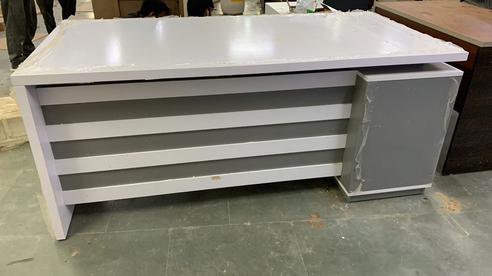Director Table in Wooden Prelaminated Particle Board with Side Unit and Wire Manager
