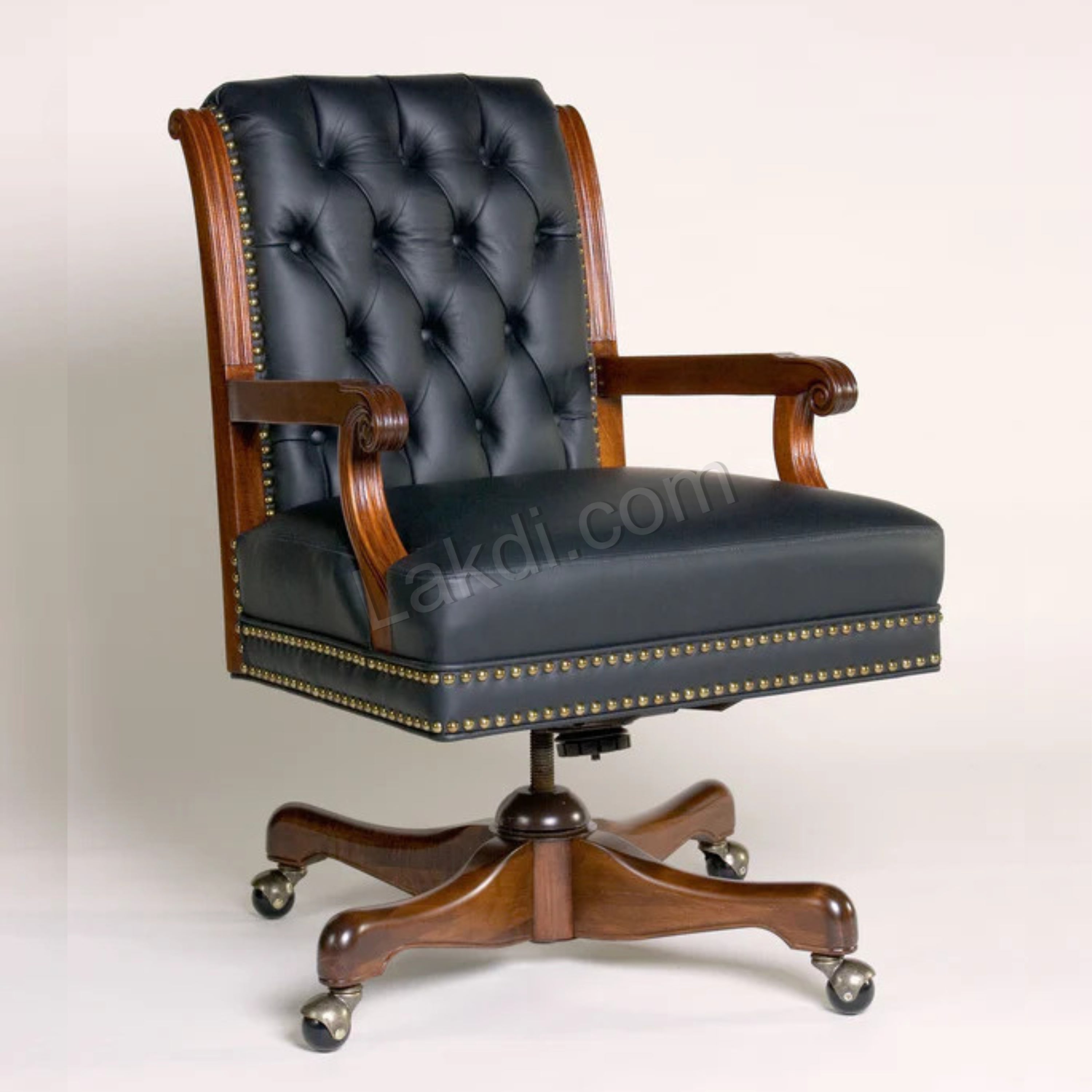 লেদারেট এবং উচ্চ ঘনত্বের ফোম দিয়ে সলিড কাঠ দিয়ে তৈরি বিলাসবহুল অফিস ডিরেক্টর চেয়ার টাফ্টেড ডিজাইন - আর্মরেস্ট এবং সুইভেল বেস এবং পোলিশ