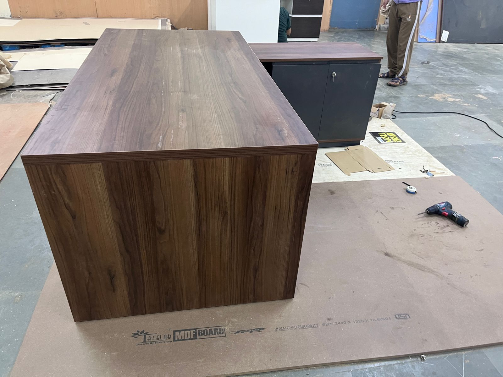 Director L-Shape Table Luxury Modern Office Desk Made in Plywood with Side unit drawers and Openable Storage & Pedestal - Walnut