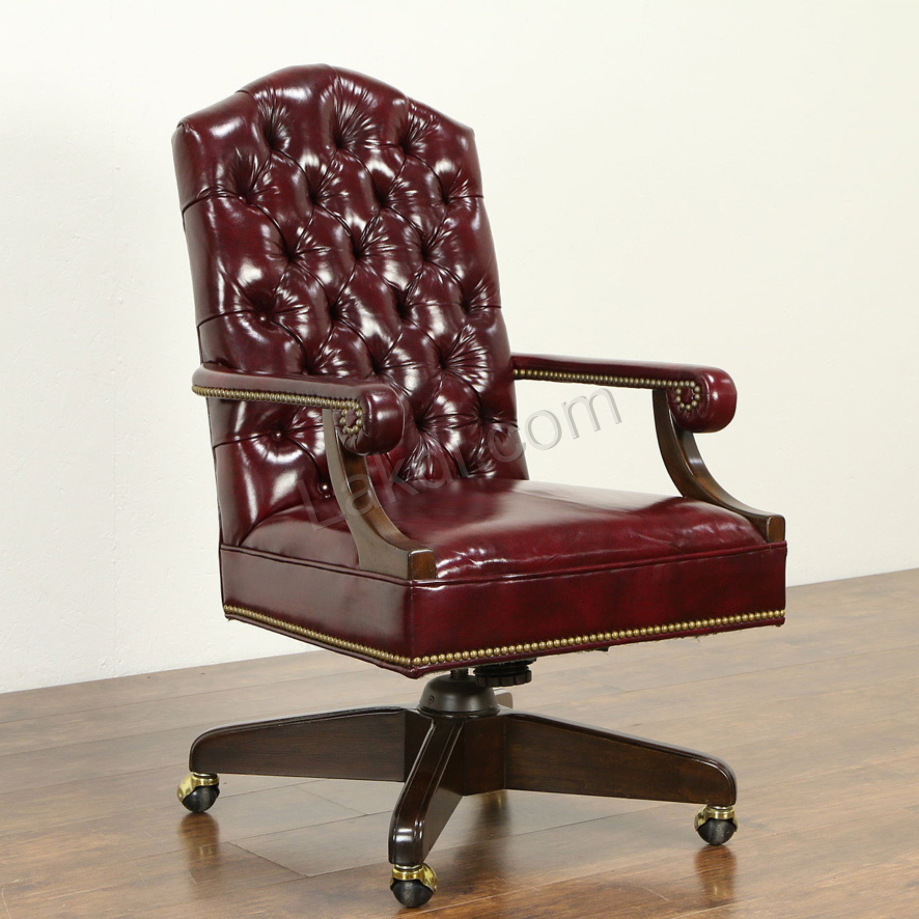 লেদারেট এবং নরম প্যাডেড সহ সলিড কাঠ দিয়ে তৈরি বিলাসবহুল অফিস ডিরেক্টর চেয়ার টাফ্টেড ডিজাইন - আর্মরেস্ট এবং সুইভেল বেস এবং পোলিশ - গাঢ়-লাল চেরি