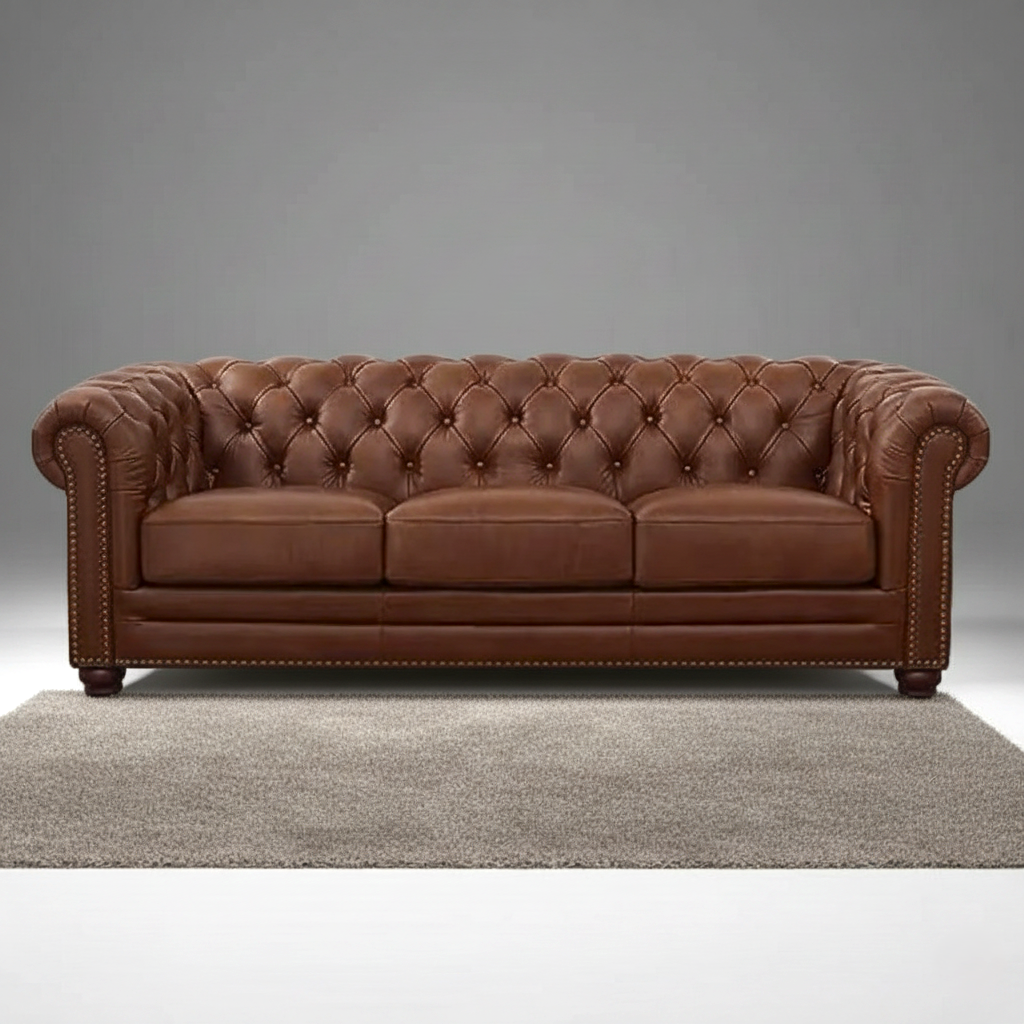 3 सीटर चेस्टरफील्ड सोफा आधुनिक डिजाइन और लेदरेट फैब्रिक टिकाऊ और आरामदायक गद्देदार लिविंग रूम, ऑफिस के लिए बिल्कुल सही - भूरा