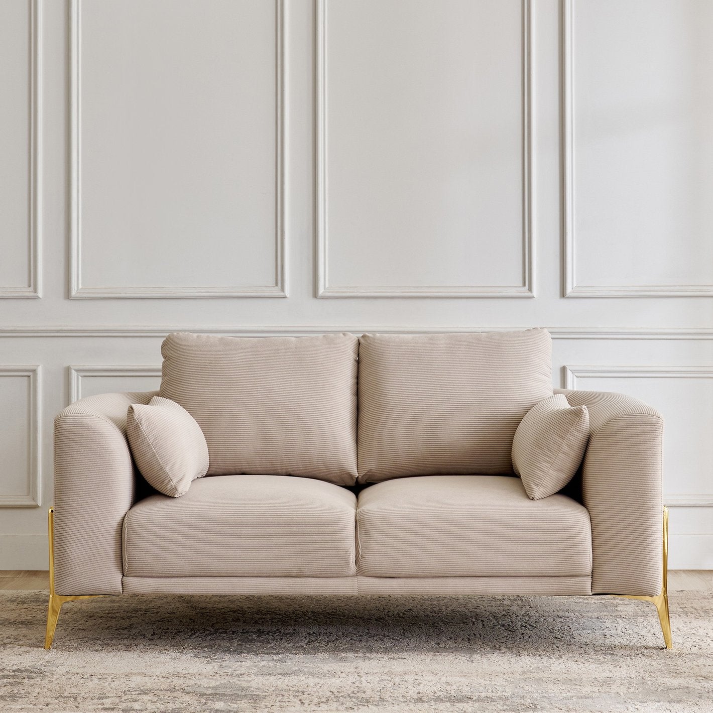 घर के फर्नीचर के लिए प्रीमियम असबाब और रहने की जगहों के लिए घुमावदार डिज़ाइन के साथ 4-सीटर इतालवी सोफा