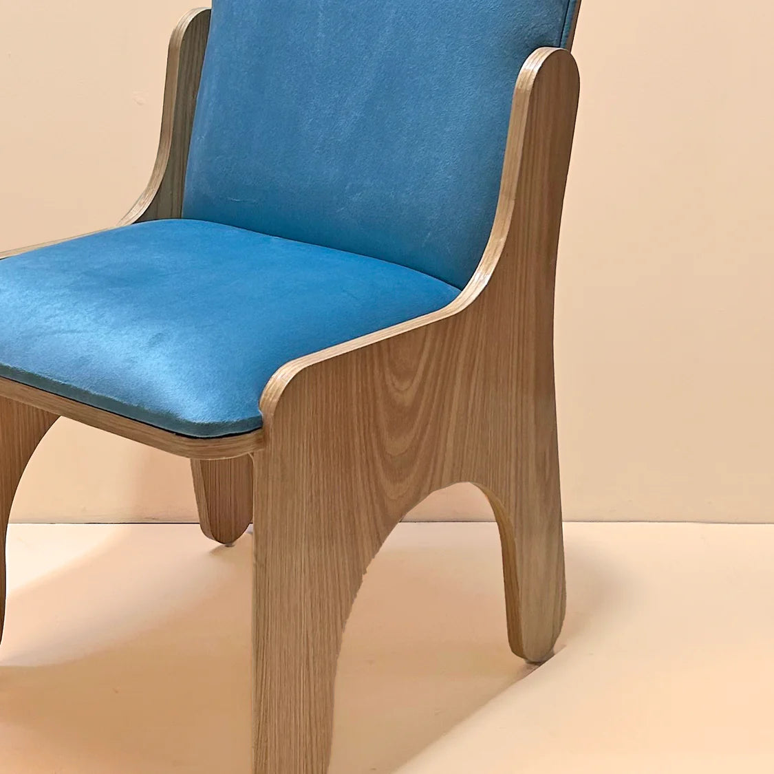 Luxury Blue Velvet Kids’ Chair with Ergonomic Curved Wooden Frame or Modern Handcrafted Junior Study and Dining Chair for Playrooms and Bedrooms