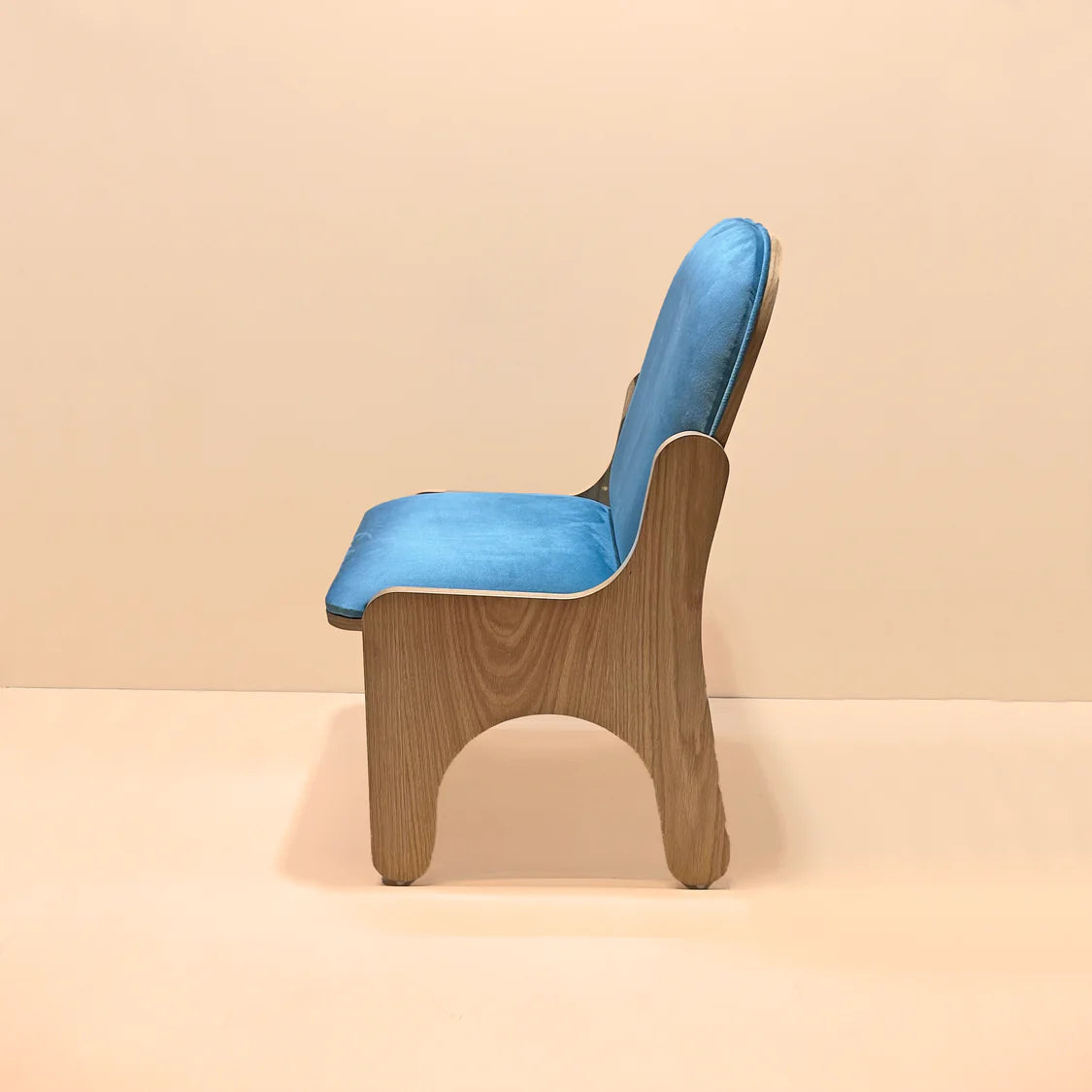 Luxury Blue Velvet Kids’ Chair with Ergonomic Curved Wooden Frame or Modern Handcrafted Junior Study and Dining Chair for Playrooms and Bedrooms