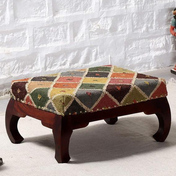 ठोस लकड़ी के फ्रेम वाला बहुरंगी ओटोमन फुटस्टूल