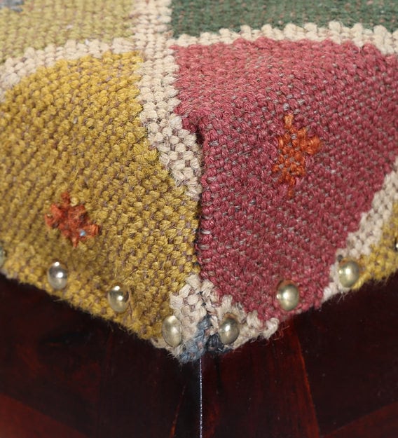 ठोस लकड़ी के फ्रेम वाला बहुरंगी ओटोमन फुटस्टूल