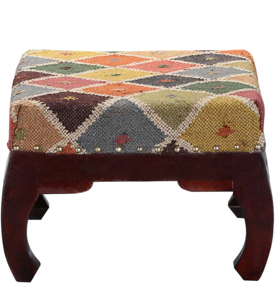 ठोस लकड़ी के फ्रेम वाला बहुरंगी ओटोमन फुटस्टूल