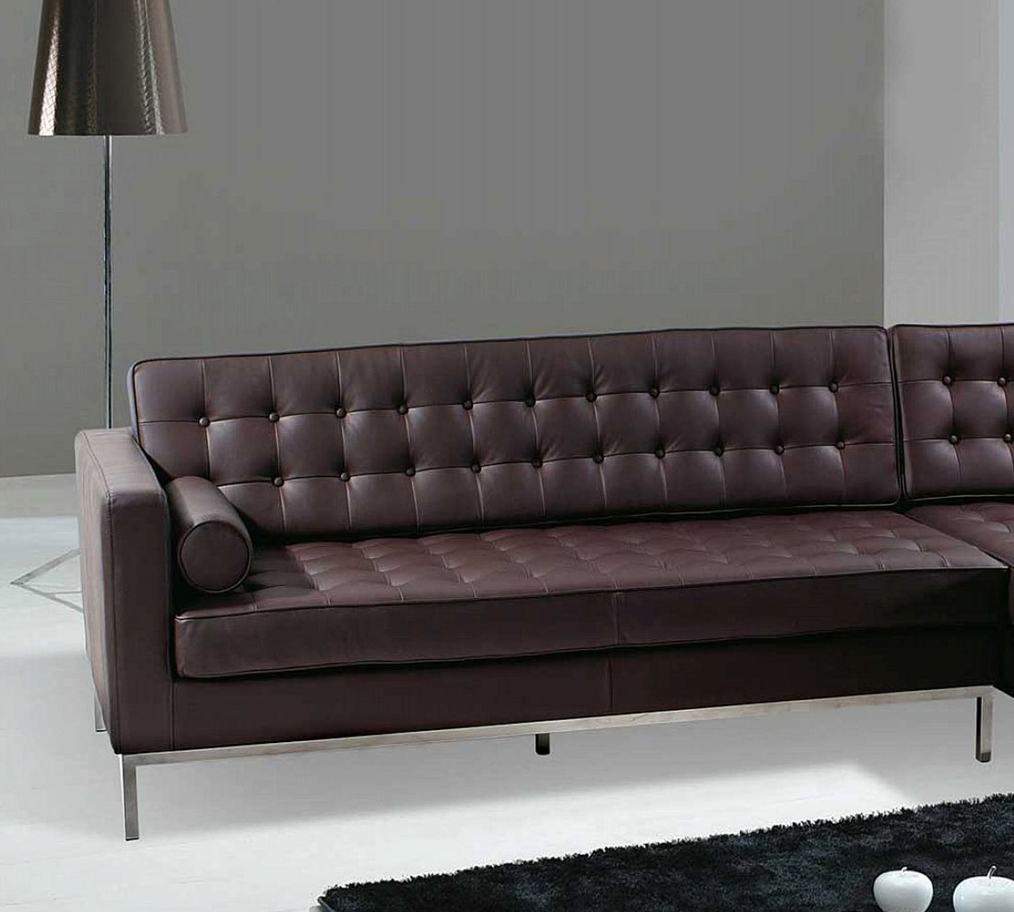 लकड़ी के ढांचे के साथ लेदरेट एल आकार का सोफा, सर्वोत्तम गुणवत्ता और गुच्छेदार डिज़ाइन, घर और कार्यालय के सोफे के लिए क्रोम फिनिश के साथ धातु के पैर