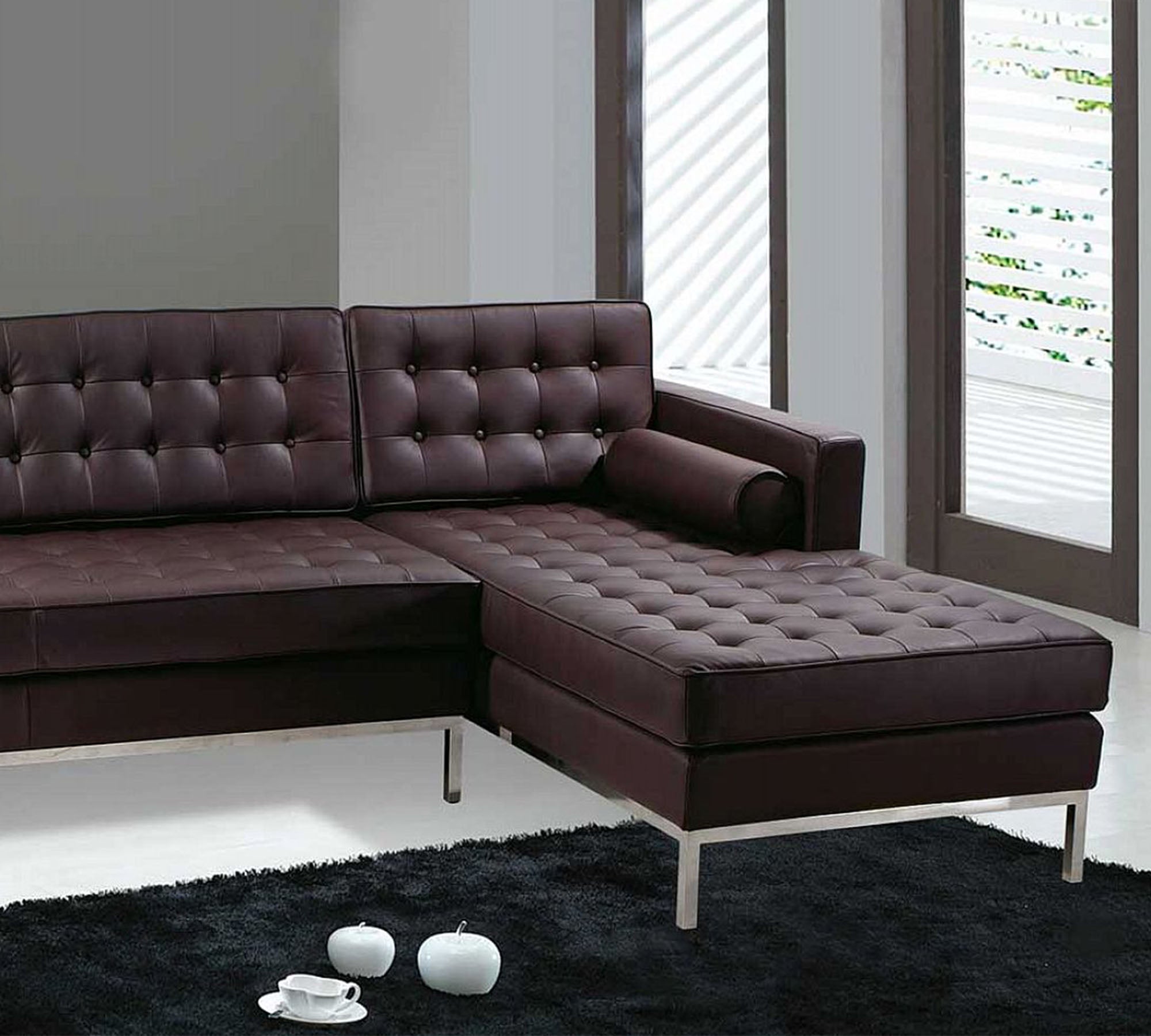लकड़ी के ढांचे के साथ लेदरेट एल आकार का सोफा, सर्वोत्तम गुणवत्ता और गुच्छेदार डिज़ाइन, घर और कार्यालय के सोफे के लिए क्रोम फिनिश के साथ धातु के पैर