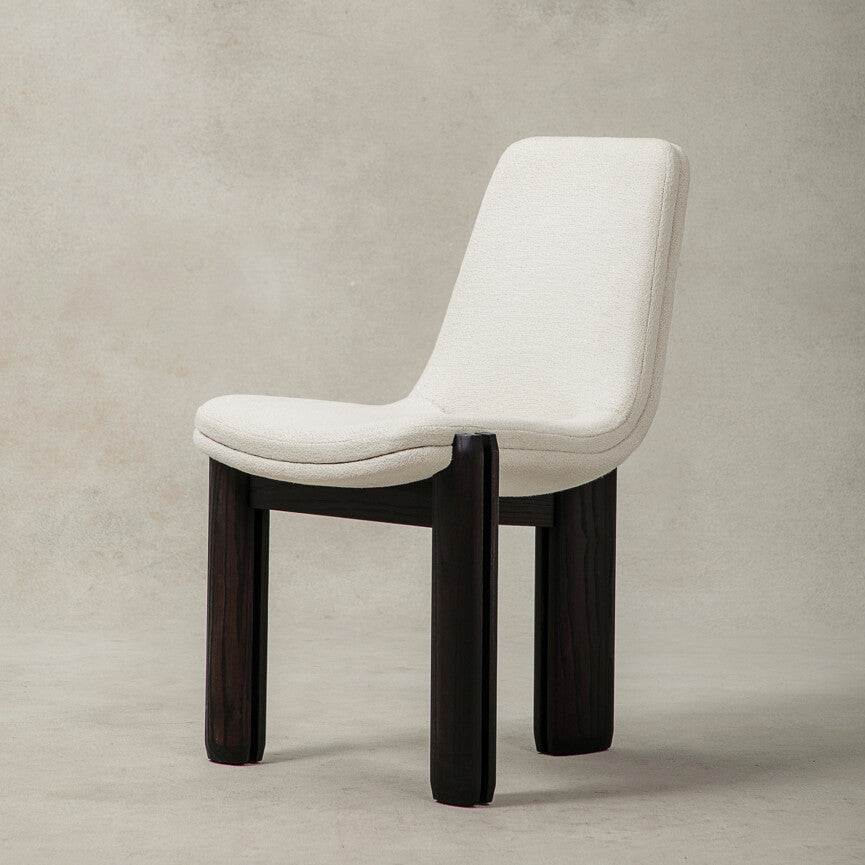 घर के लिए आधुनिक डाइनिंग चेयर - डाइनिंग रूम के लिए बिल्कुल सही, स्टेनलेस स्टील के पैरों के साथ प्रीमियम लेदरेट अपहोल्स्ट्री