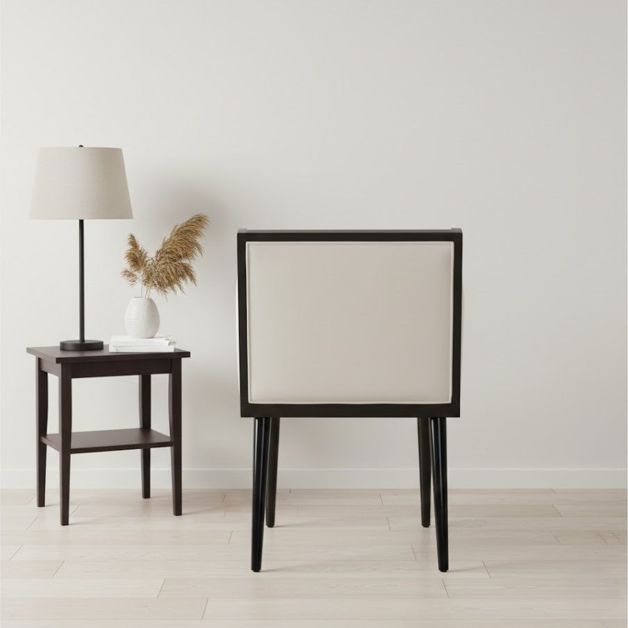 घर के लिए आधुनिक डाइनिंग चेयर - डाइनिंग रूम के लिए बिल्कुल सही, स्टेनलेस स्टील के पैरों के साथ प्रीमियम लेदरेट अपहोल्स्ट्री