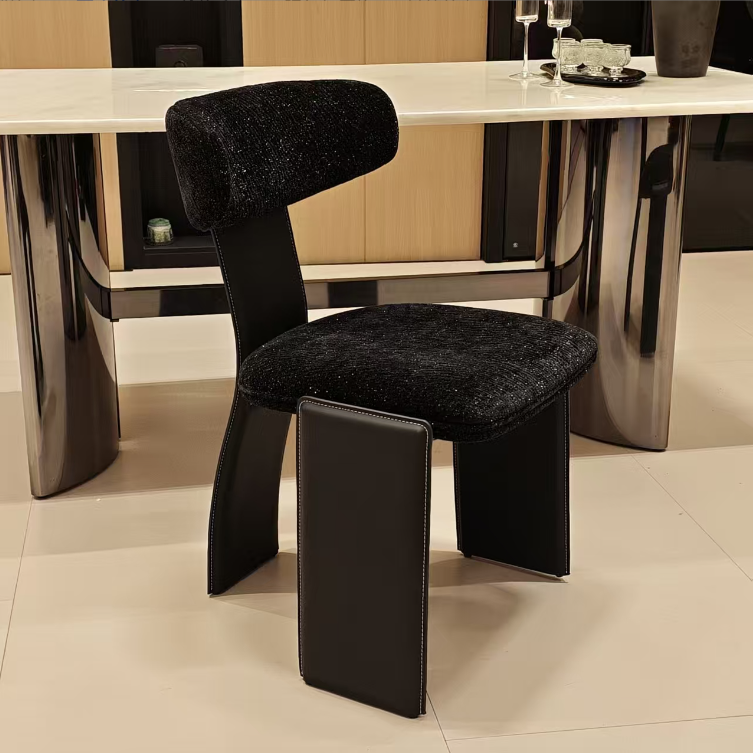 বাড়ির জন্য আধুনিক ডাইনিং চেয়ার - ডাইনিং রুমের জন্য উপযুক্ত স্টেইনলেস স্টিলের পা সহ প্রিমিয়াম লেদারেট আপহোলস্ট্রী