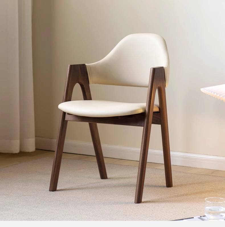 বাড়ির জন্য আধুনিক ডাইনিং চেয়ার - ডাইনিং রুমের জন্য উপযুক্ত স্টেইনলেস স্টিলের পা সহ প্রিমিয়াম লেদারেট আপহোলস্ট্রী