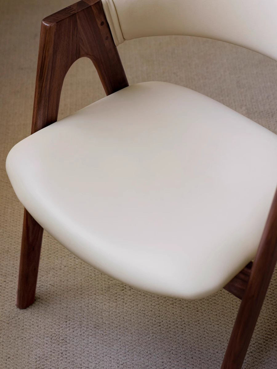 घर के लिए आधुनिक डाइनिंग चेयर - डाइनिंग रूम के लिए बिल्कुल सही, स्टेनलेस स्टील के पैरों के साथ प्रीमियम लेदरेट अपहोल्स्ट्री