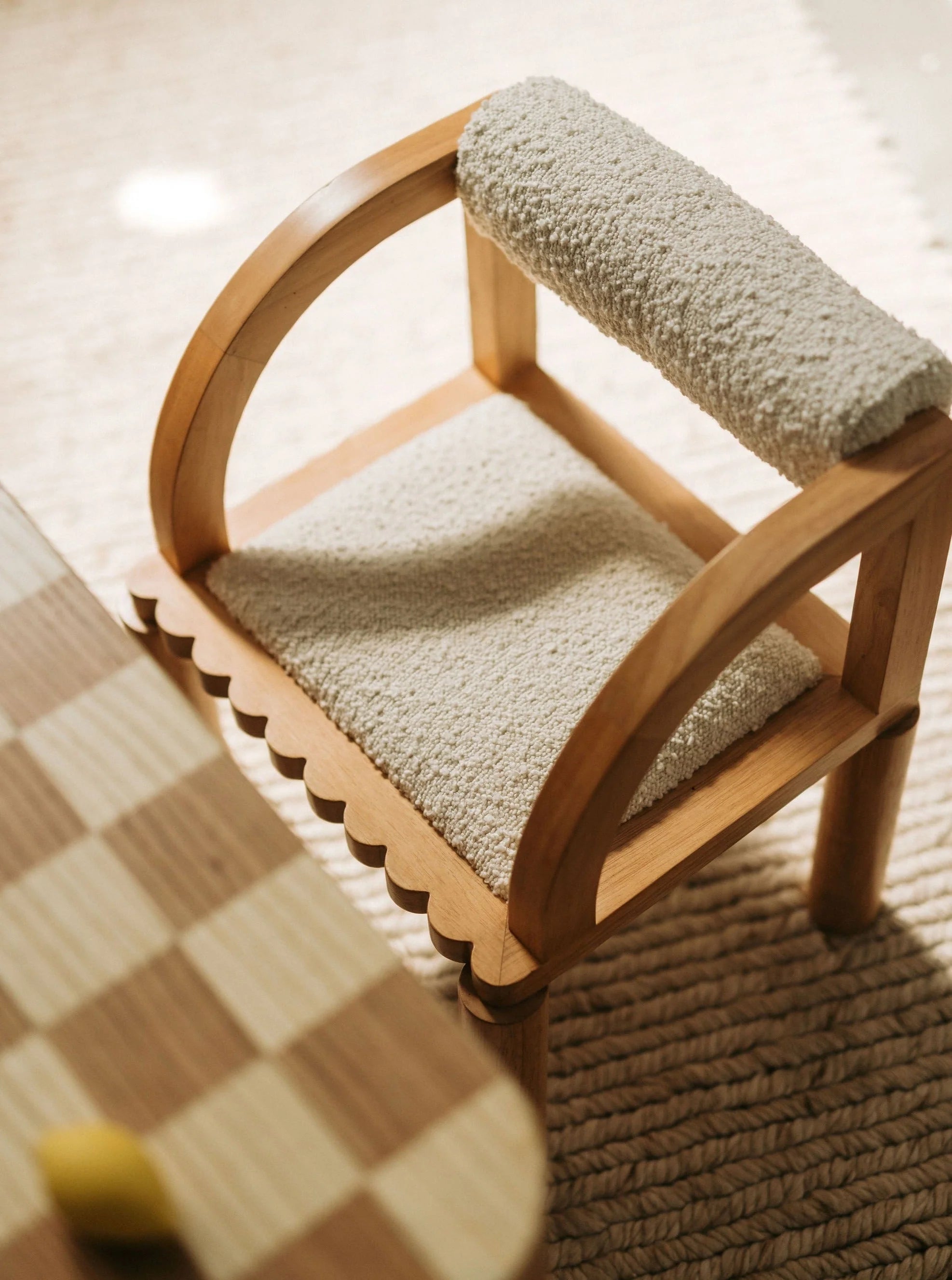 घर के लिए आधुनिक डाइनिंग चेयर - डाइनिंग रूम के लिए बिल्कुल सही, स्टेनलेस स्टील के पैरों के साथ प्रीमियम लेदरेट अपहोल्स्ट्री