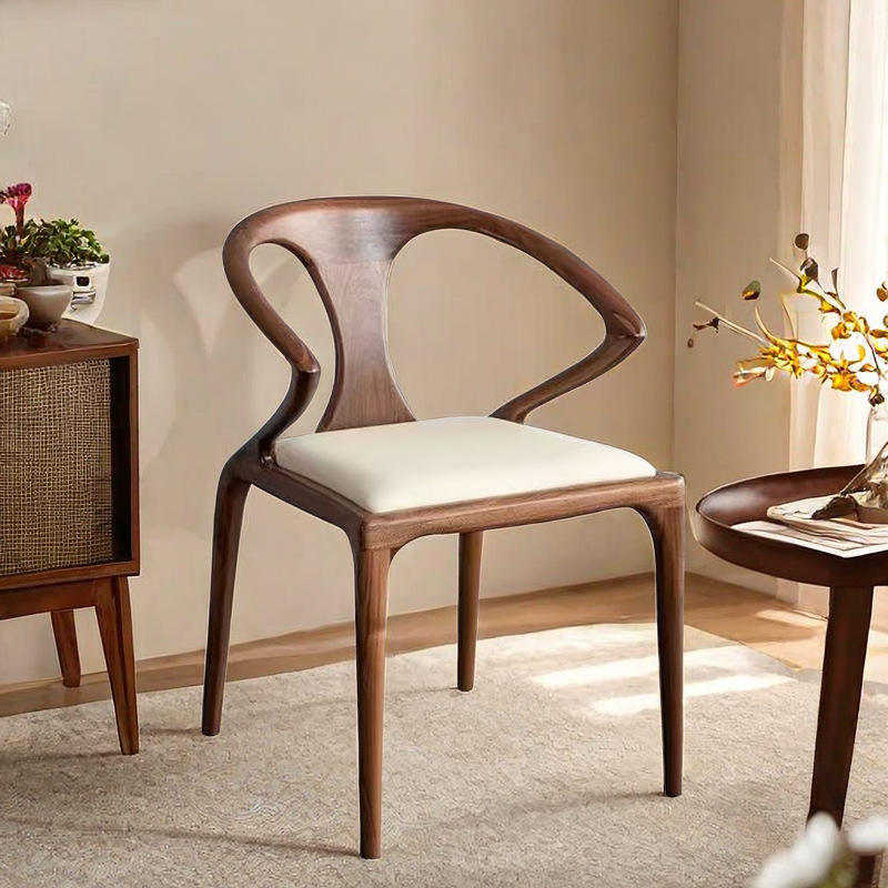 বাড়ির জন্য আধুনিক ডাইনিং চেয়ার - ডাইনিং রুমের জন্য উপযুক্ত স্টেইনলেস স্টিলের পা সহ প্রিমিয়াম লেদারেট আপহোলস্ট্রী