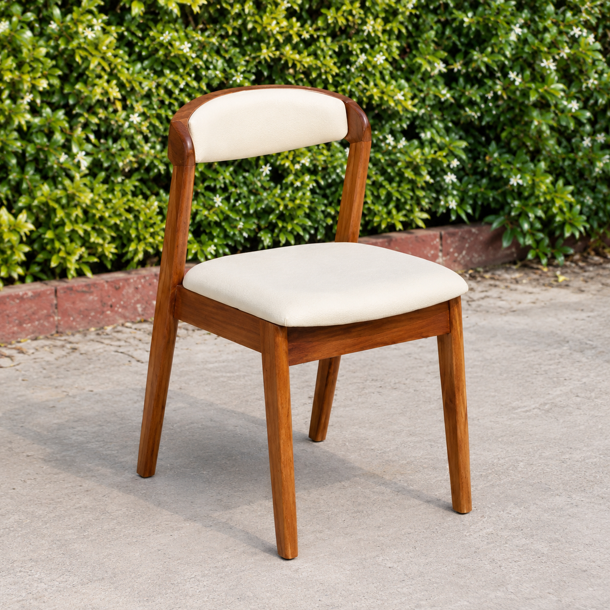 Contemporary Dining Chair with Curved Backrest, Cushioned Seat & Supportive Frame for Dining Room, Café and Home Seating