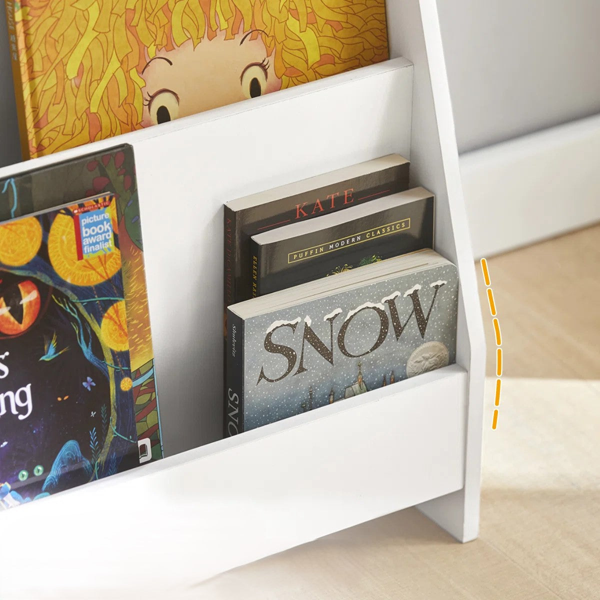 Modern White Kids Bookcase with Tiered Front-Facing Shelves – Wooden Children’s Book Display Rack for Bedroom, Nursery and Reading Corner