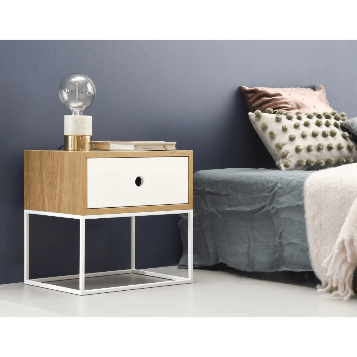 ধাতব পা সহ কাঠের ড্রয়ার সাইড এন্ড টেবিল