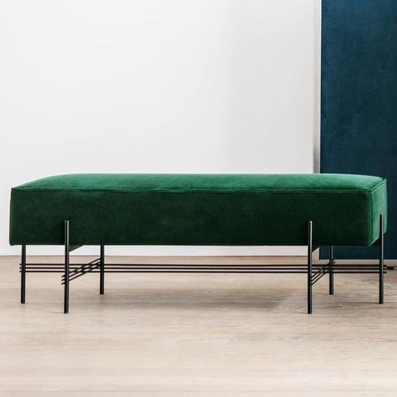 फ़ैब्रिक अपहोल्स्ट्री और मेटल बेस वाला ओटोमन