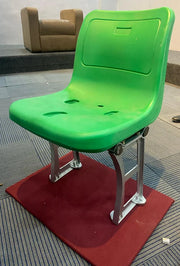 বালিশের উপরে আর্মরেস্ট সহ কাঠের হালকা নীল চেয়ার