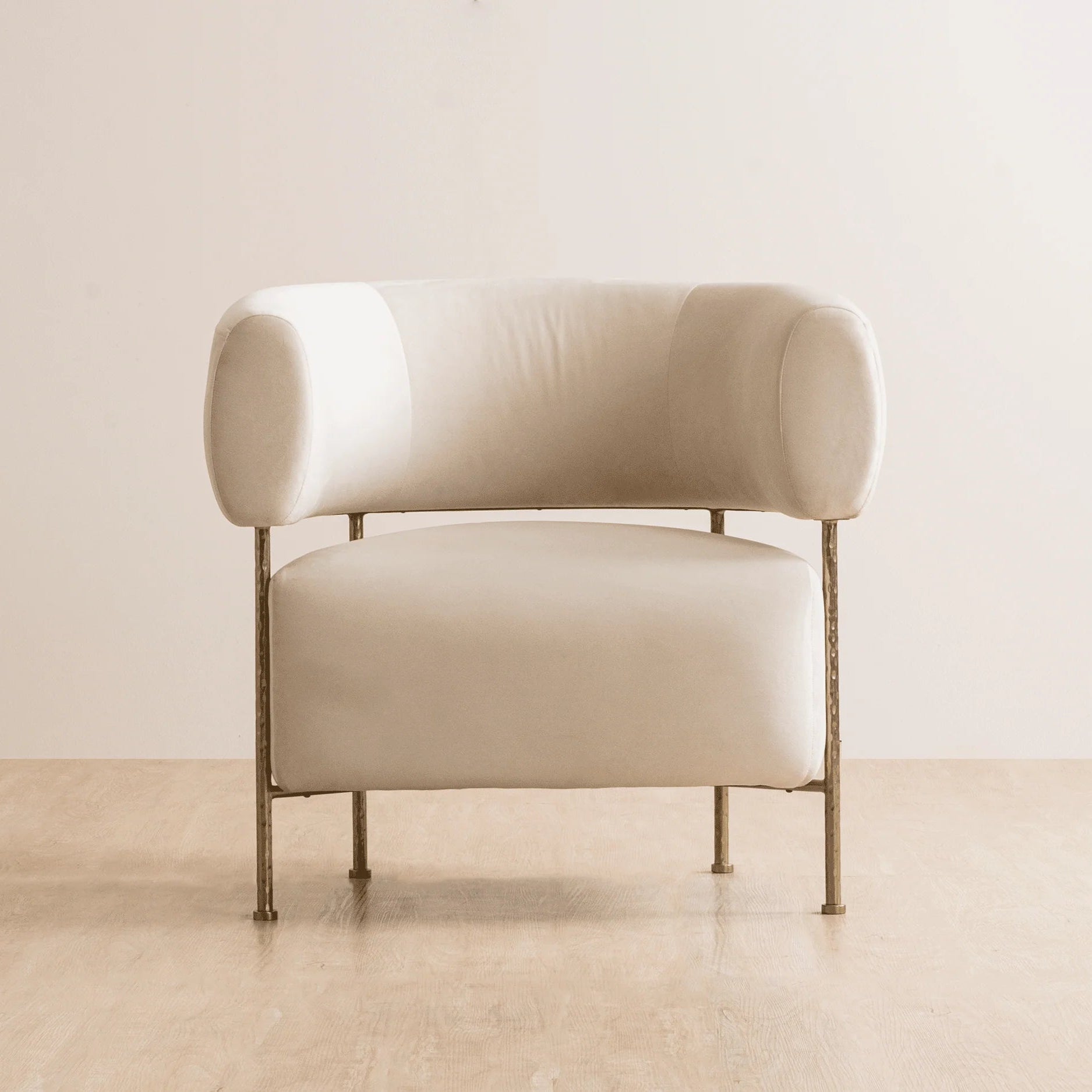 আরামদায়ক এবং আড়ম্বরপূর্ণ বিলাসবহুল এবং টেকসই লাউঞ্জ চেয়ার, বসার ঘর বা শোবার ঘরের জন্য কাপড়ের তৈরি গৃহসজ্জার সামগ্রী - সাদা