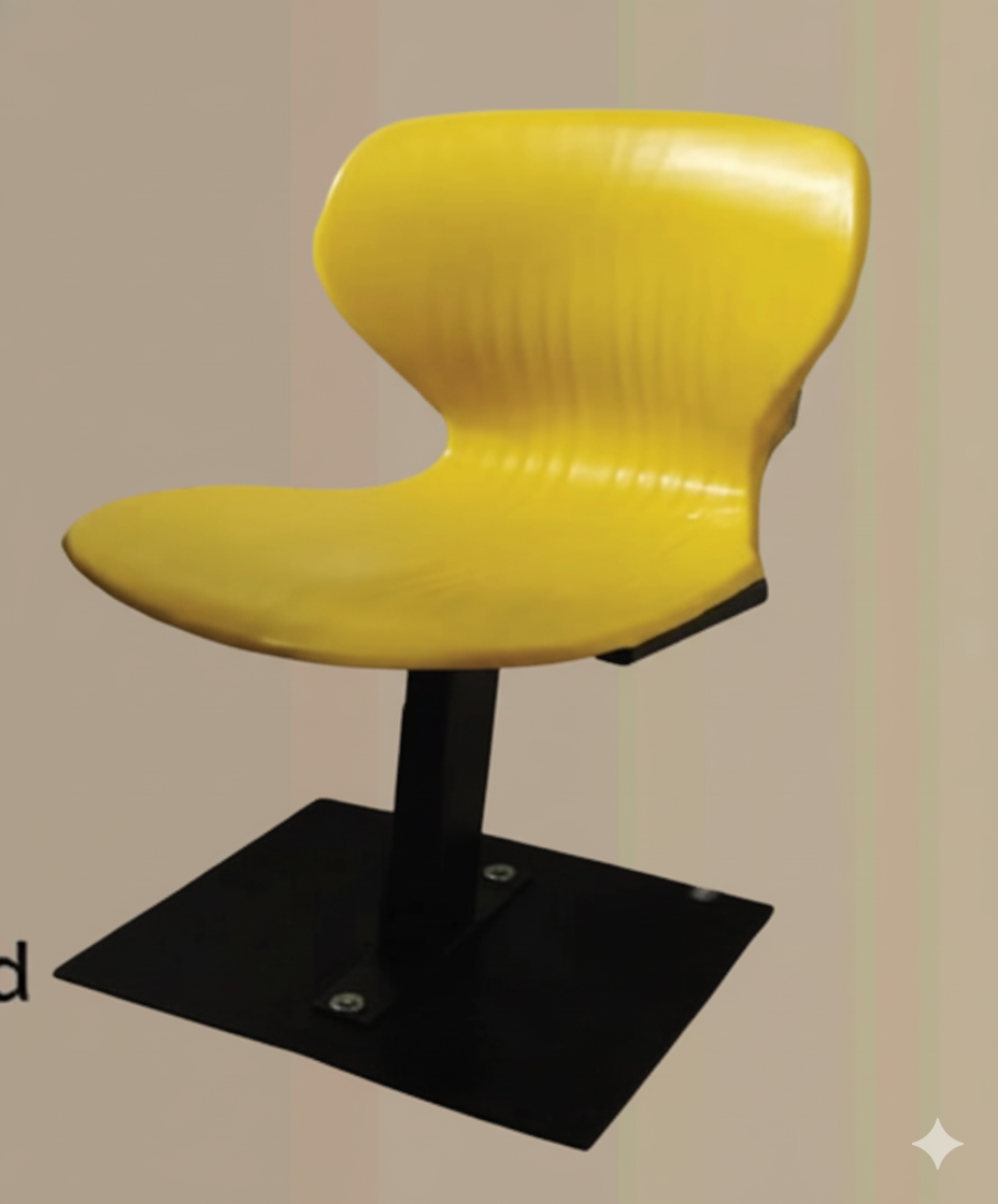 বালিশের উপরে আর্মরেস্ট সহ কাঠের হালকা নীল চেয়ার