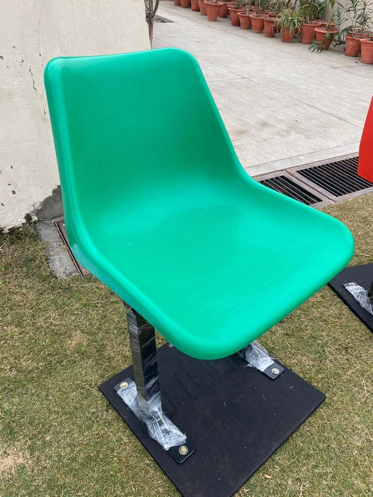 বালিশের উপরে আর্মরেস্ট সহ কাঠের হালকা নীল চেয়ার