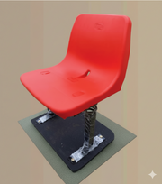 বালিশের উপরে আর্মরেস্ট সহ কাঠের হালকা নীল চেয়ার