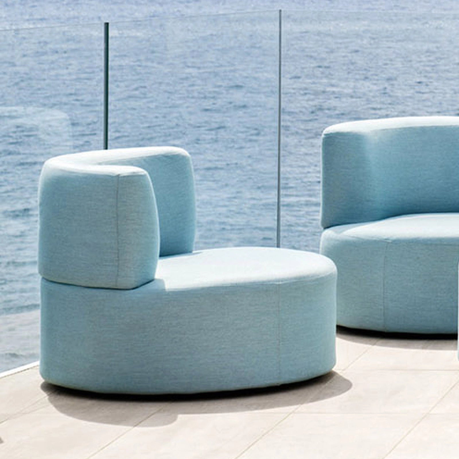 1-Seater Office Sofa with Modern Designs and Modular Sofa Pod for Office Work Environment.