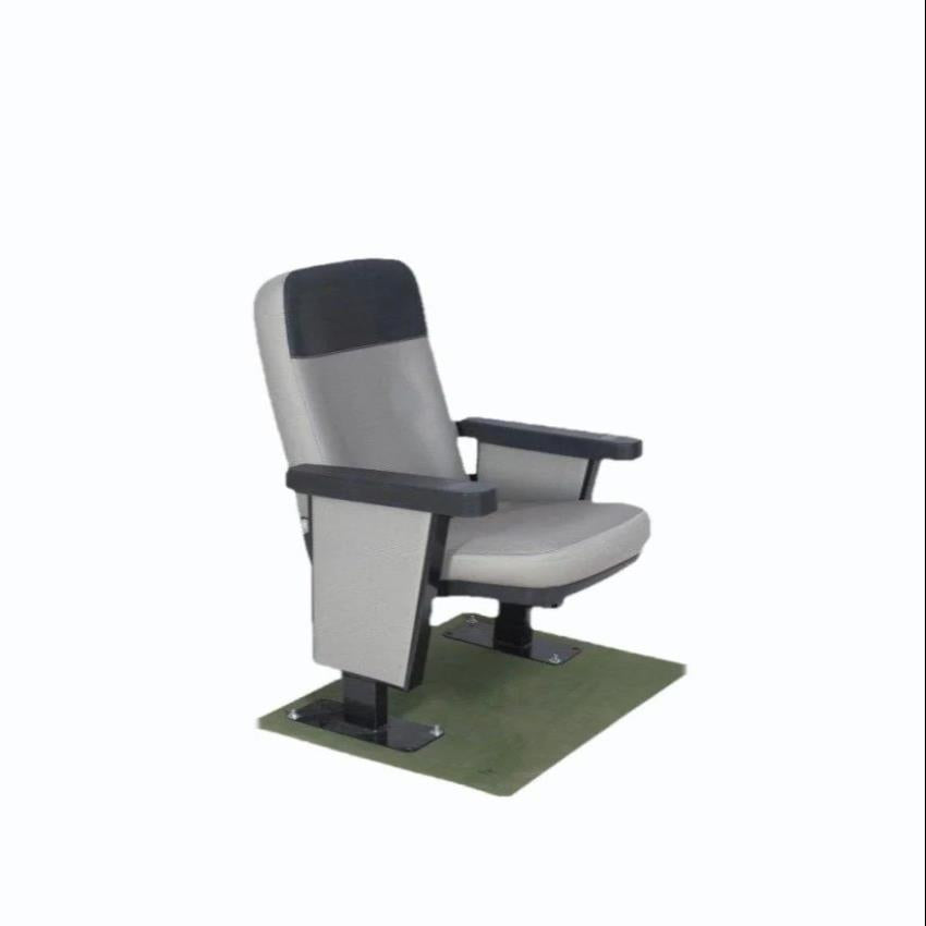 तकिये के ऊपर आर्मरेस्ट वाली लकड़ी की हल्की नीली कुर्सी