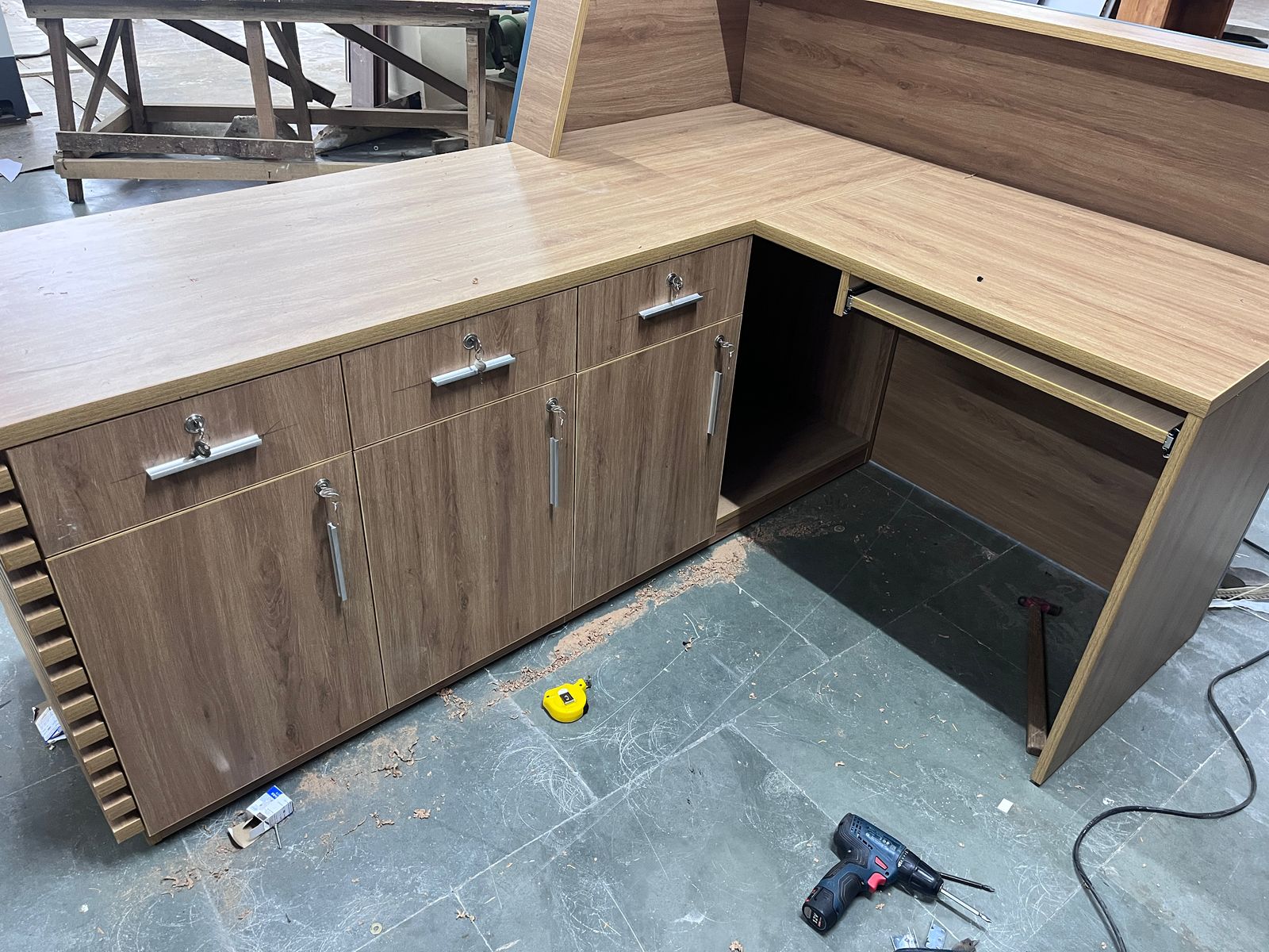 Reception Table with Pre-Laminated Surface, Side Panel & Modesty, Featuring Hettich Telescopic Channels