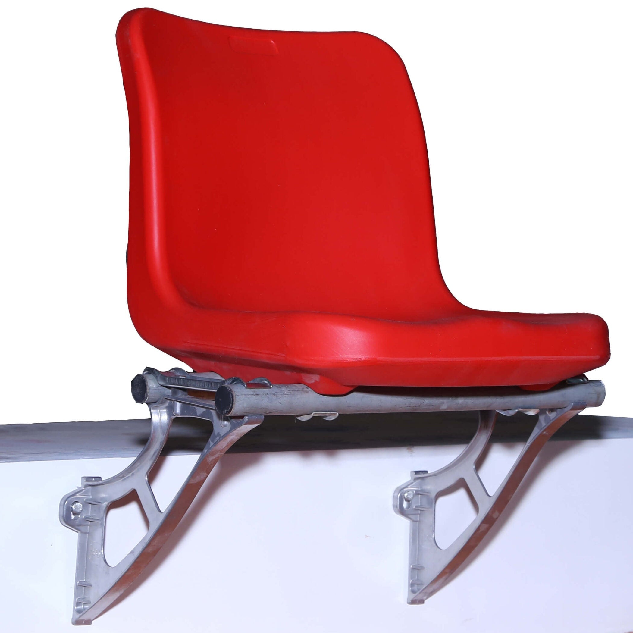 বালিশের উপরে আর্মরেস্ট সহ কাঠের হালকা নীল চেয়ার