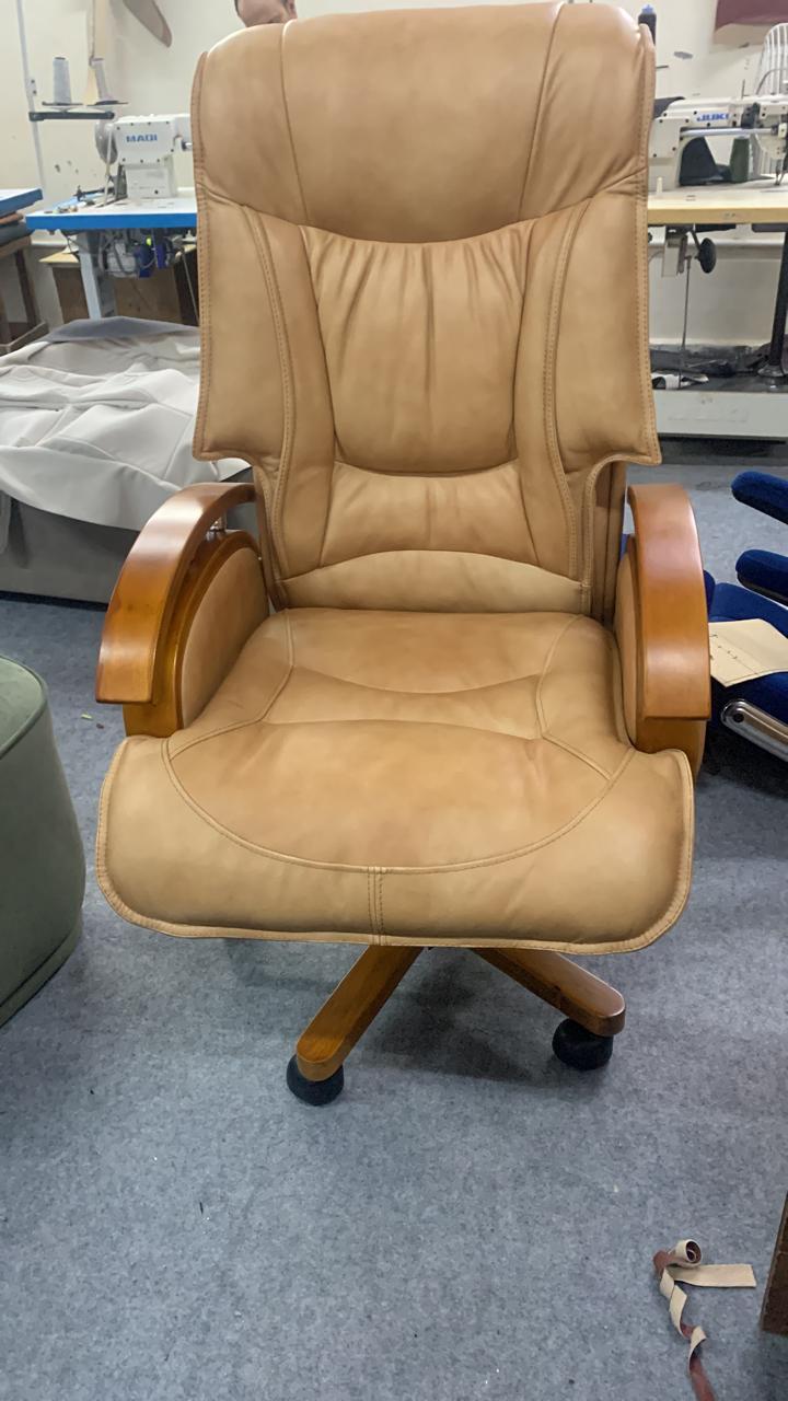 Ergonomic Director Chair: Modern Design, Plyboard & Leatherette, Recliner, Height Adjustable, Fixed Armrest & Revolving for Ultimate Comfort