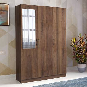 केंद्रीय दर्पण के साथ तीन दरवाज़ों वाला पार्टिकल वुड वार्डरोब, क्लासिक वॉलनट फ़िनिश, अंतर्निर्मित दराज़ और शेल्फ़