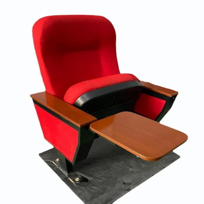 तकिये के ऊपर आर्मरेस्ट वाली लकड़ी की हल्की नीली कुर्सी