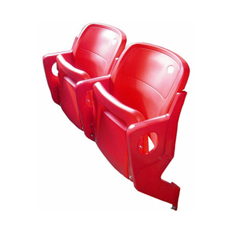 বালিশের উপরে আর্মরেস্ট সহ কাঠের হালকা নীল চেয়ার