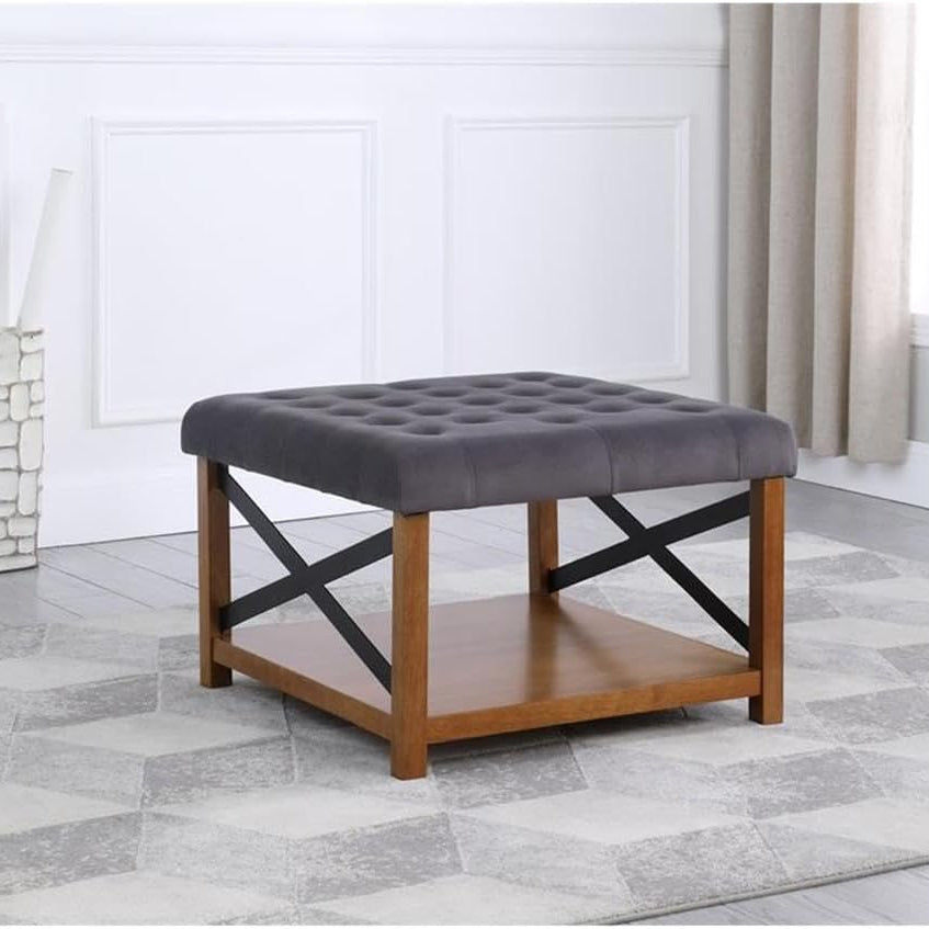 फ़ैब्रिक अपहोल्स्ट्री और लकड़ी के बेस में स्टोरेज के साथ ओटोमन