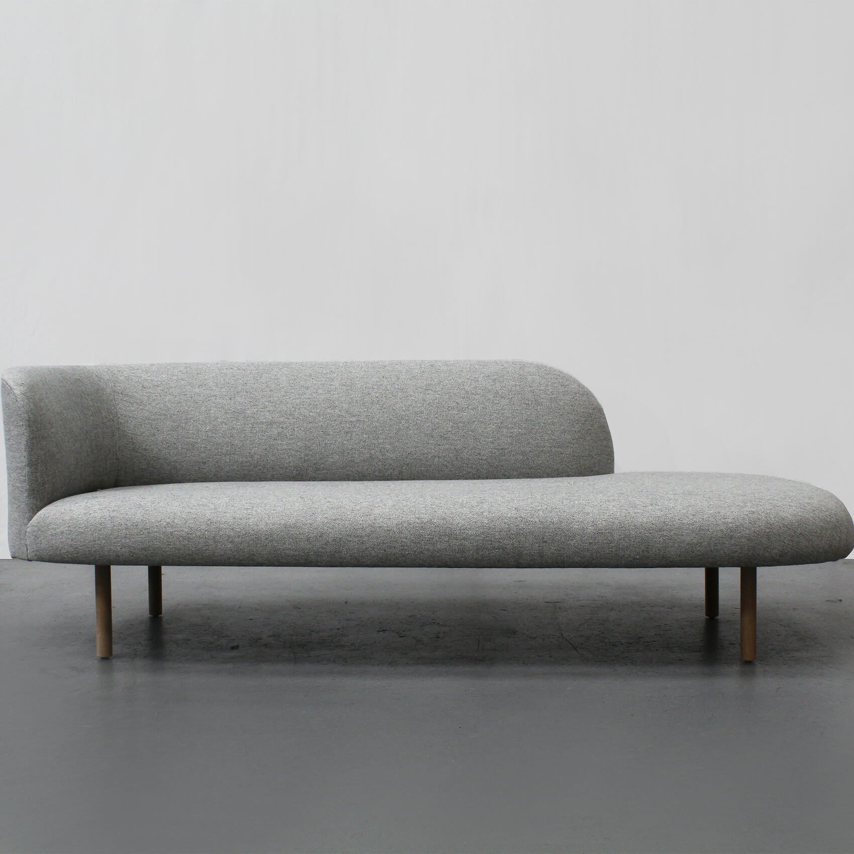 Long Lounge upholstered seat with a back Modern & Sofa Modern and durable Arm For Living Room or Bedroom - Grey