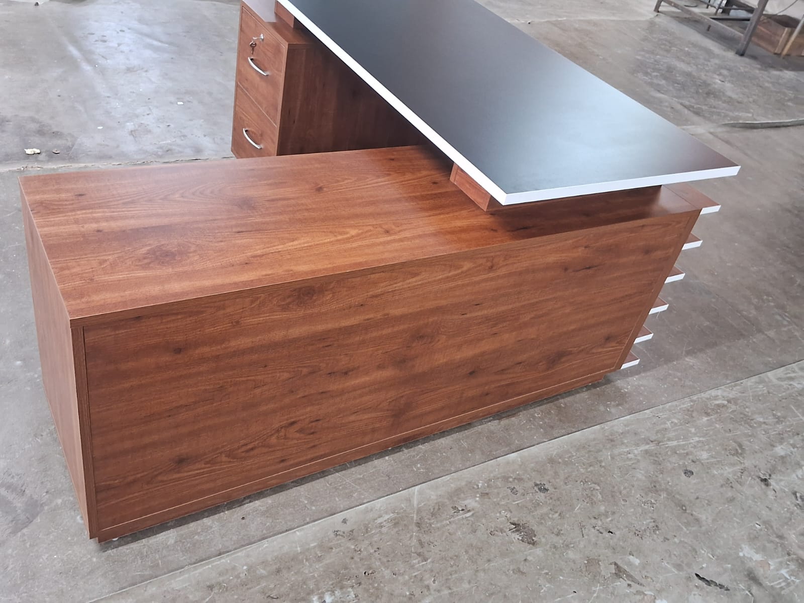 Director L-Shape Office Table Luxury Desk Made in Particle Board with Drawer, Integrated Cable Management, and CPU Storage - Brown