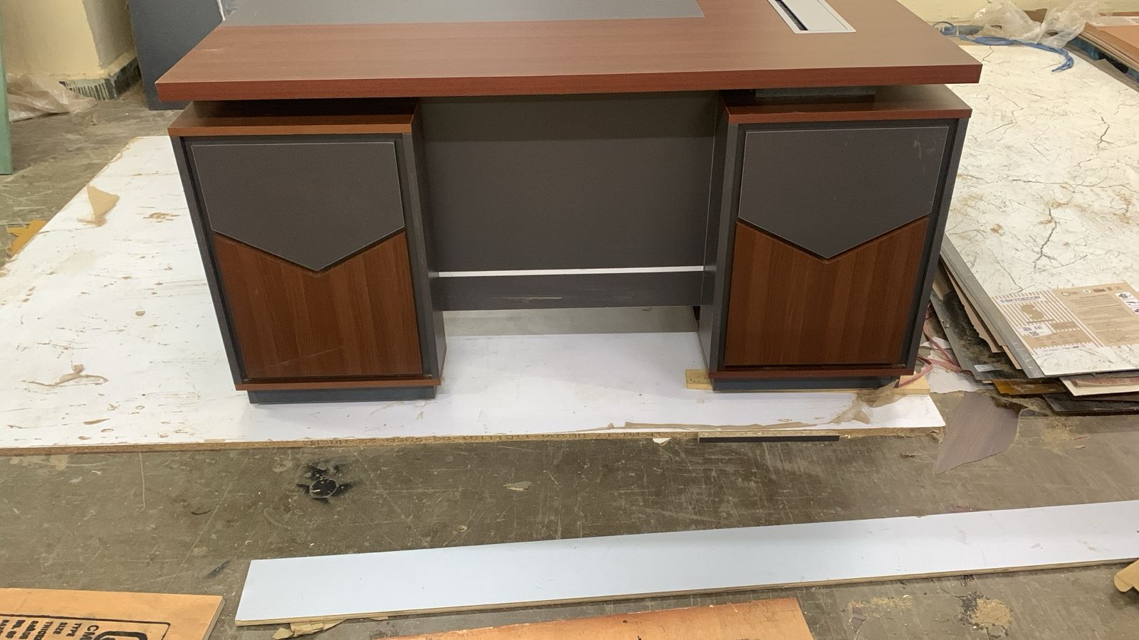 Director & Executive L-Shape Luxury Office Table Modern Desk with Cable Management, Drawer and CPU Storage - Brown
