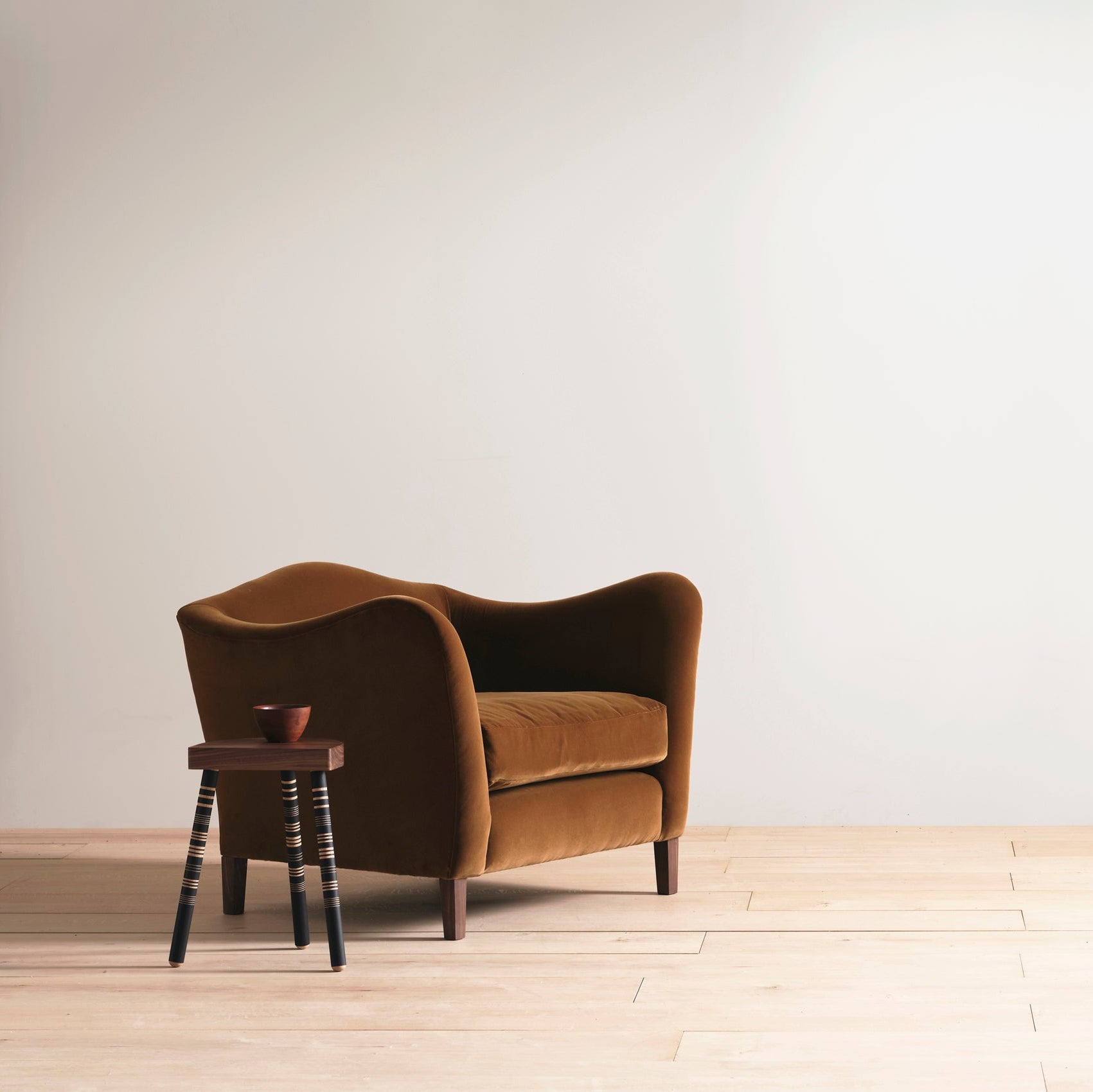 ঘরের আসবাবের জন্য লাউঞ্জ চেয়ার সোফা, মখমল আর্ম চেয়ারে সজ্জিত, লিভিং রুম বা শোবার ঘরের জন্য আধুনিক এবং টেকসই - উষ্ণ বাদামী