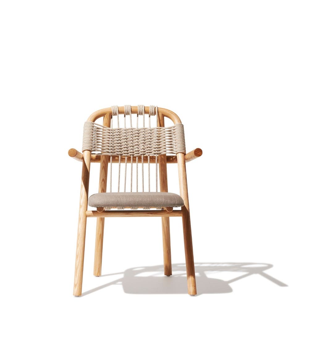 সলিড কাঠের ফ্রেম এবং বোনা ব্যাক ডিজাইন সহ প্রাকৃতিক লিনেন অ্যাকসেন্ট চেয়ার