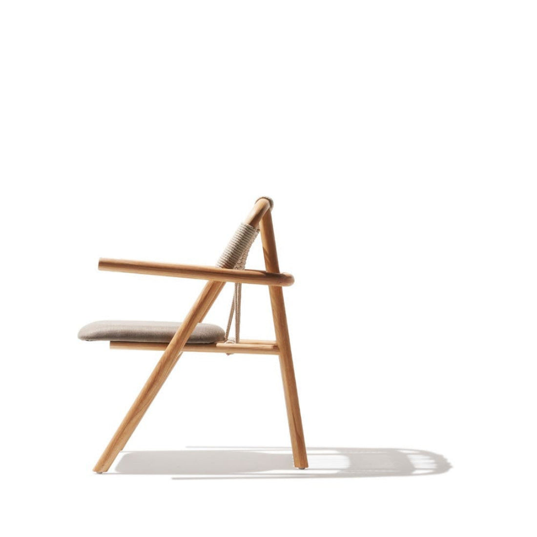 সলিড কাঠের ফ্রেম এবং বোনা ব্যাক ডিজাইন সহ প্রাকৃতিক লিনেন অ্যাকসেন্ট চেয়ার