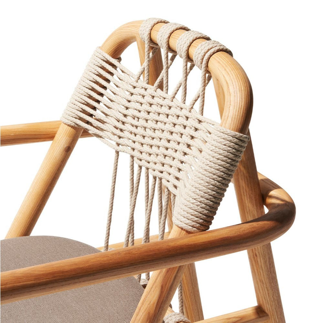 সলিড কাঠের ফ্রেম এবং বোনা ব্যাক ডিজাইন সহ প্রাকৃতিক লিনেন অ্যাকসেন্ট চেয়ার