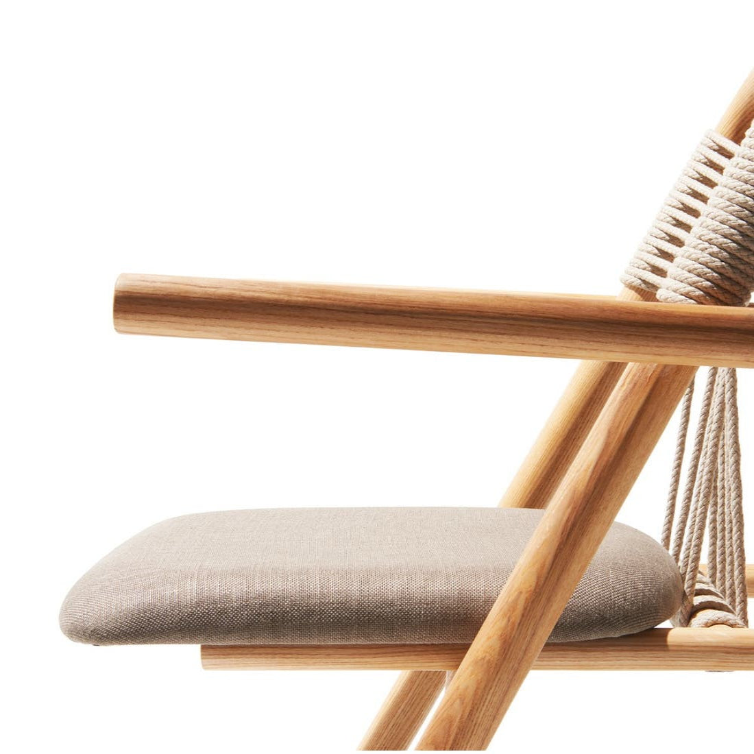 সলিড কাঠের ফ্রেম এবং বোনা ব্যাক ডিজাইন সহ প্রাকৃতিক লিনেন অ্যাকসেন্ট চেয়ার