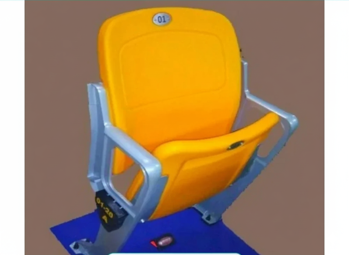 বালিশের উপরে আর্মরেস্ট সহ কাঠের হালকা নীল চেয়ার